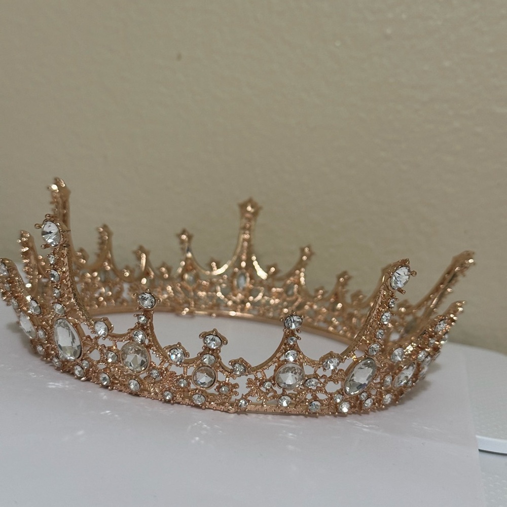 Elegant Gold Tiara with Rhinestones